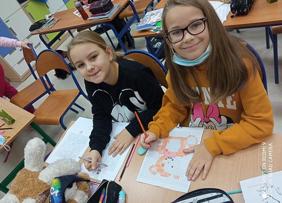 Hania i Wiktoria wykonują misiowe zadania