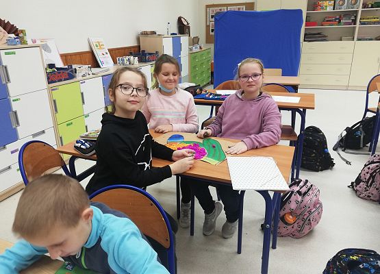 Julia Marcela i Oksana kolorują misiowy brzuszek