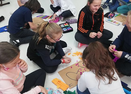 Klasa 3a ozdabia misia