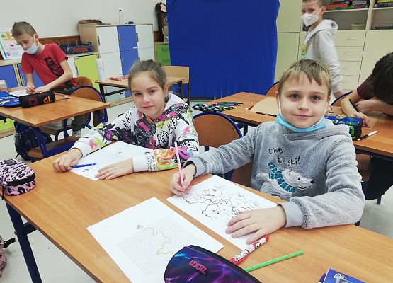 Kornelia z Krzysiem kolorują misie