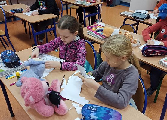 Lena Nowacka Martyna Przybysz Michał Białas Ola Lipska tworzą misia