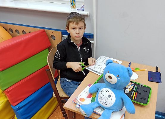 Maksymilian Kobiela z 2b ze swoim ulubionym misiem podczas zajęć