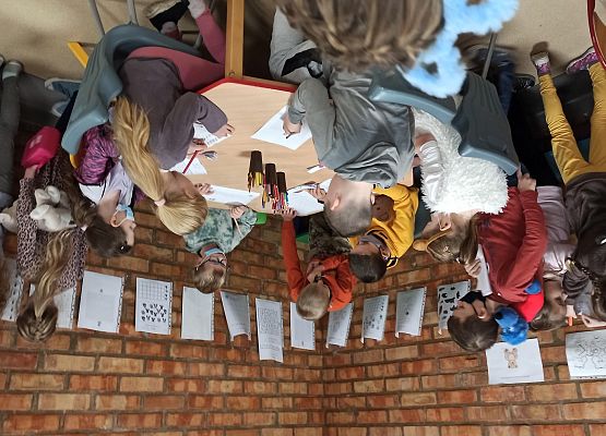 Uczniowie klasy 2 wykonują zadania z okazji Dnia Pluszowego Misia