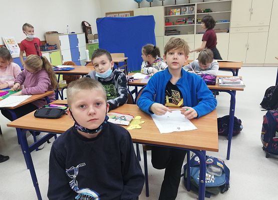 Wojtek Tomek i Maciek rozwiązują misiowe łamigłówki