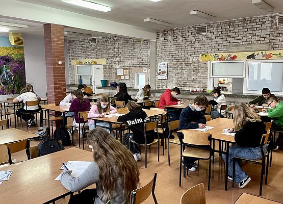 uczniowie biorą udział w konkursie