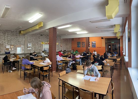 uczniowie podczas konkursu