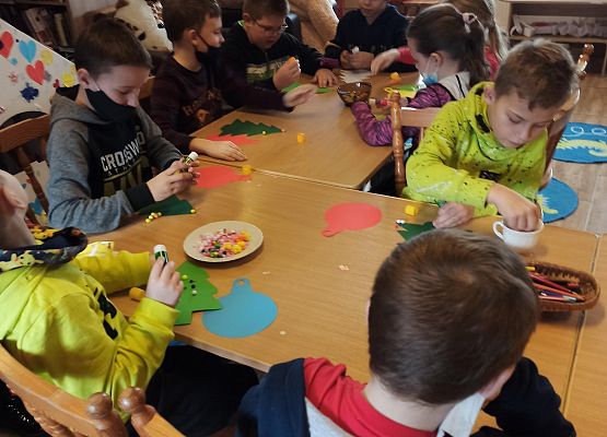 chłopcy i dziewczynki z 2b tworzą piękne choinki i bombki