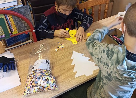 chłopcy ozdabiają ozdoby za pomocą konfetti, kredek