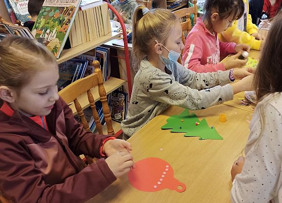 dzieci pracują nad ozdabianiem swoich choinek