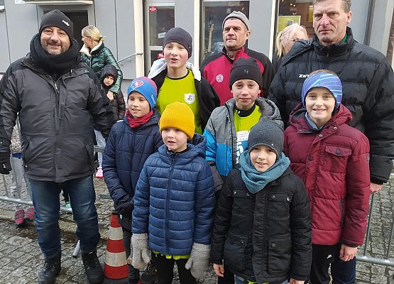 Zwycięska drużyna chłopców z p . Mielewczykiem i p. Kellerem