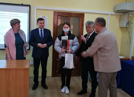 Marysia odbiera nagrodę