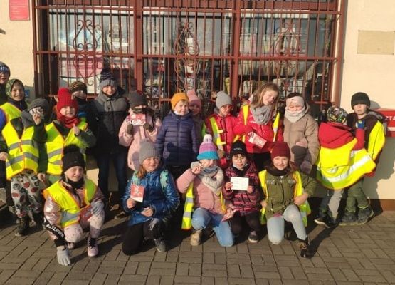 Idą święta nie o SMS-ie lecz o kartce pamiętaj, kl. 2b