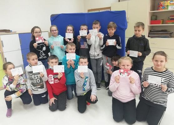 Idą święta nie o SMS-ie lecz o kartce pamiętaj, klasa III a