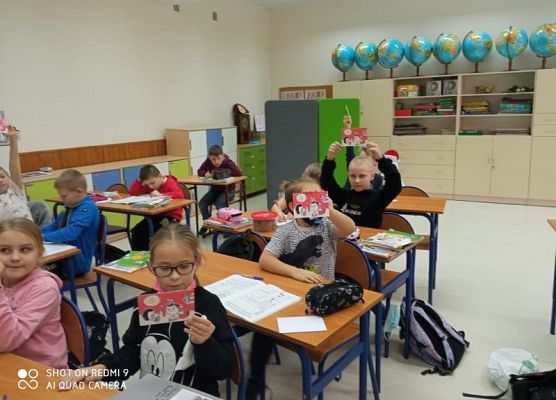 Idą święta nie o SMS-ie lecz o kartce pamiętaj, klasa III b