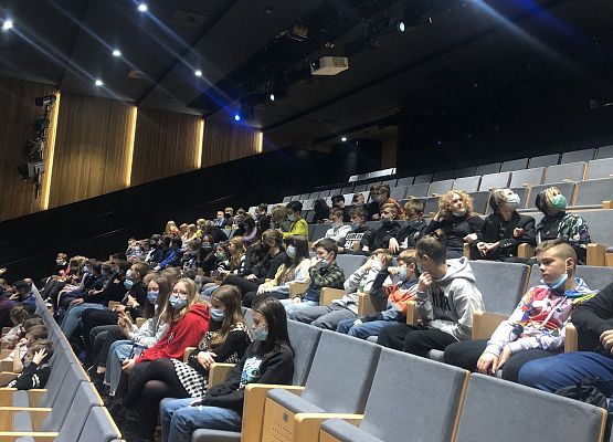 Klasy 7 i 6a przed spektaklem