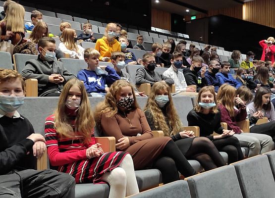 w teatrze w oczekiwaniu na spektakl