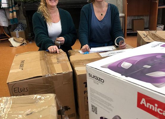 Pakowanie paczek przez panią Agnieszkę i Asię