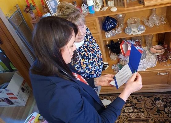 Wolontariuszka czyta kartki świąteczne