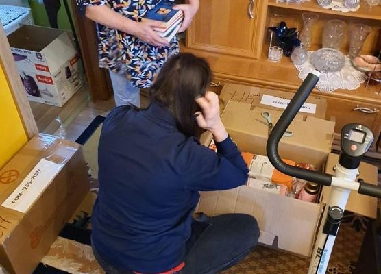 Wolontariuszka z Szlachetnej Paczki wraz z obdarowaną