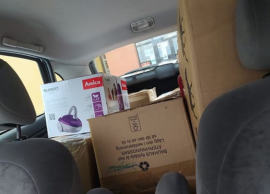 wyjazd spod szkoły zapakowanym samochodem