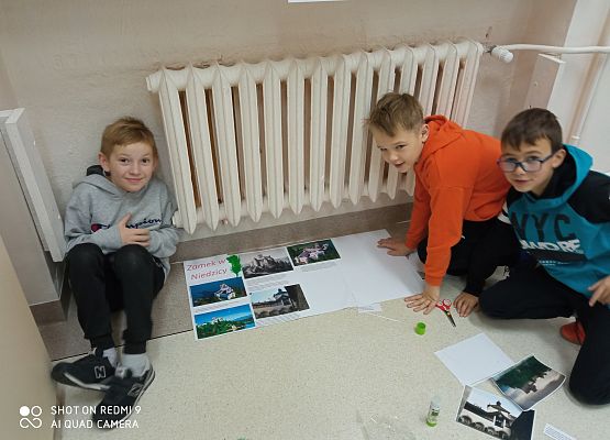 Aleks Mikołaj i Ada wykonują swój plakat