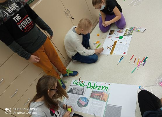 Filip Zosia Liliana wykonują swój plakat