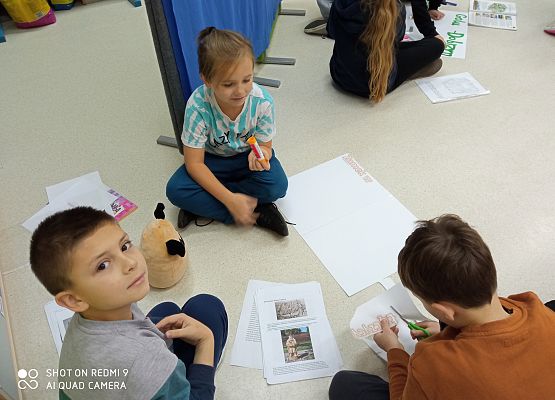 Jasiu M, Jasiu T i Wojtek wykonują swój plakat