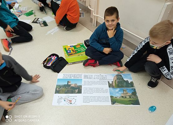 Kordian Kuba i Tymek wykonują swój plakat