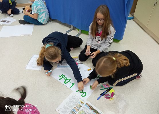 Wiktoria Agata i Hania wykonują swój plakat