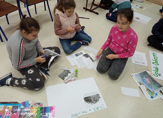 Zosia Julia Milena wykonują swój plakat