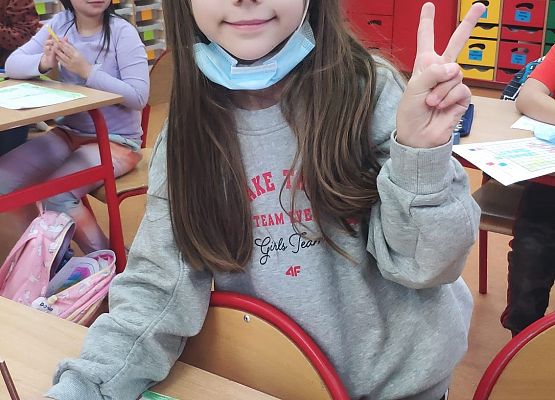 Hanna z klasy 1a podczas wykonywania swojej pracy