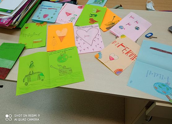 kartki przedstawiające żołnierzy czołgi oraz symbole narodowe