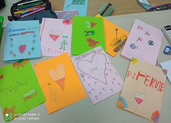 kartki ukazujące symbole narodowe serca biało czerwone i sowa