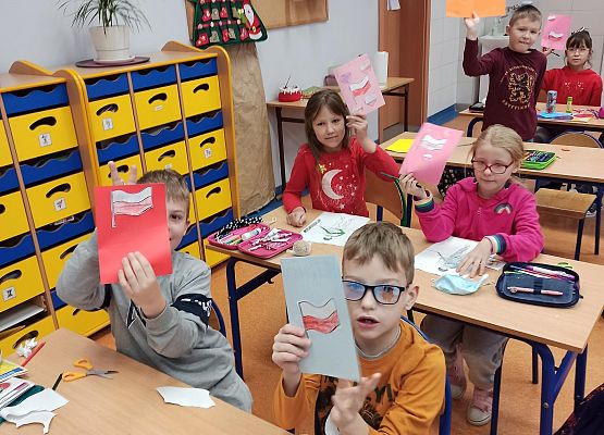 klasa 2b i ich laurki wykonane dla służb mundurowych