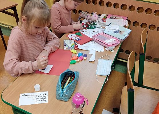 Lena i Zuzanna podczas wykonywania kartek