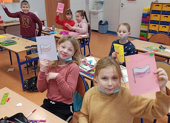 uczniowie klasy 2b prezentują laurki wykonane dla służb mundurowych