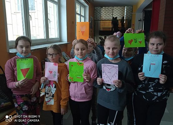 uczniowie klasy 3b i ich pięknie wykonane laurki dla służb mundurowych