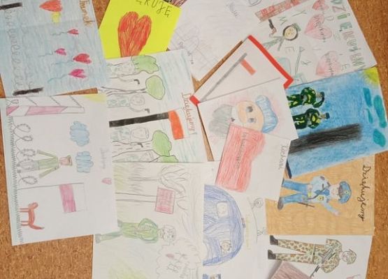 zbiór prac wykonanych przez uczniów klasy 2a z wizerunkiem żołnierza