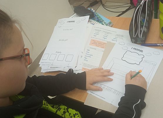 praca z lekturnikiem rysujemy sceny z lektur