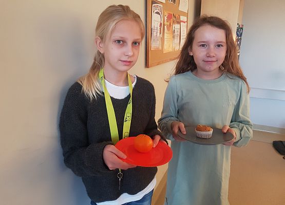 Dziewczynki trzymają talerzyki