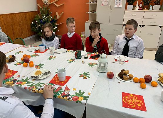 Stół wigilijny w klasie 5a