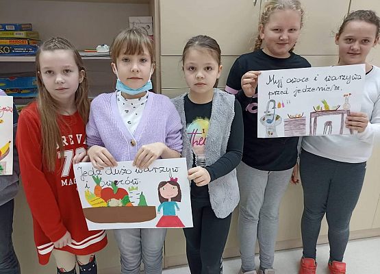 Nadia, Oliwka, Lena, Natalka i Wiktoria prezentują swoje plakaty