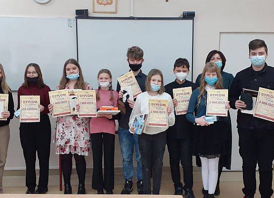 zwycięzcy z dyplomami