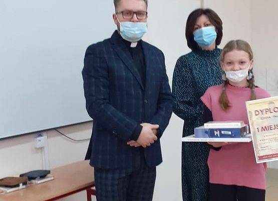 dziewczynka z dyplomem i nagrodami