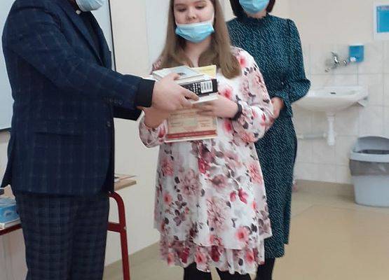 dziewczynka z dyplomem