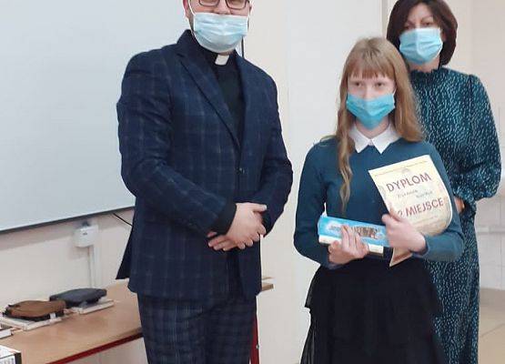 dziewczynka podczas rozdania nagród