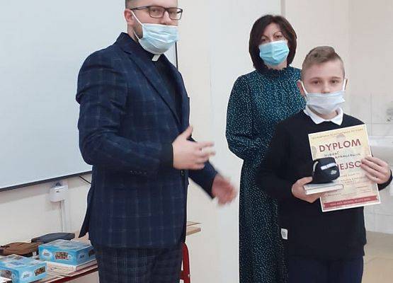 chłopiec z dyplomem