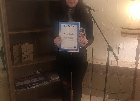 Dorota z dyplomem podczas gali wręczenia nagród