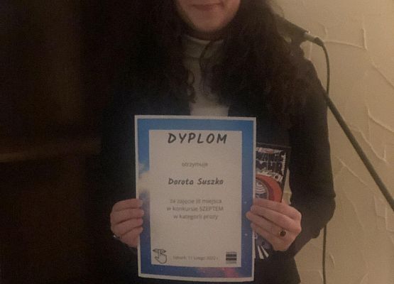 III miejsce w konkursie - dyplom, który trzyma laureatka