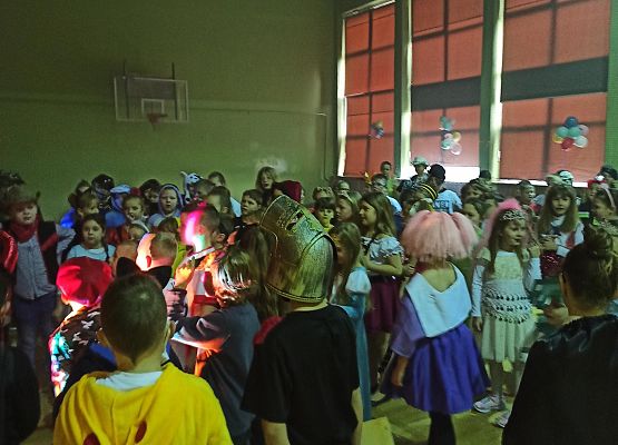 Klasy 1-3 podczas zabawy na balu karnawałowym